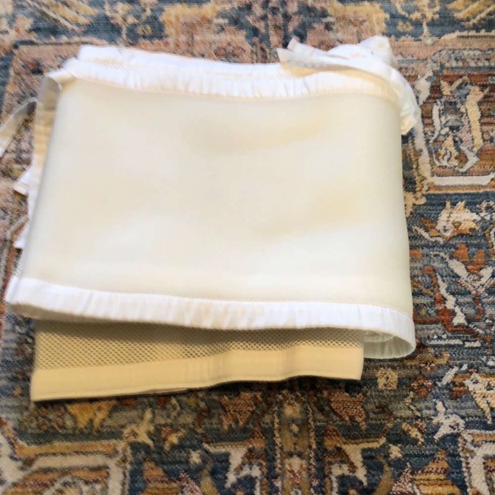 Breathable mesh crib rail liner